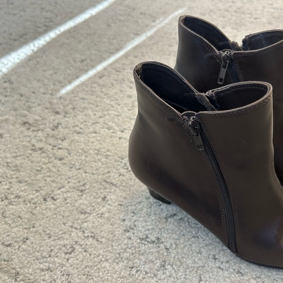 Amalfi by Rangoni leather 7.5 lux deep brown boots a symmetrical side zip - Picture 7 of 14